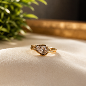 Bague d'anniversaire classique en moissanite avec diamant taille poire serti clos, plaqué or jaune 18 carats, pour femme - Product Image 3