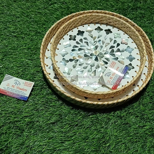 Elegante Diseño Redondo para Decoración del Tiempo del Té y Regalos Festivos, Juego de Bandejas de Servir de Ratán con Madreperla, Artesanía India Shahi Mehfil - Product Image 1