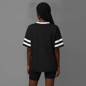 Nouveau t-shirt sportif pour femme, noir, col en V, manches courtes, avec rayures blanches et logo orange imprimé, coupe ample, tissu jersey. - Product Image 2
