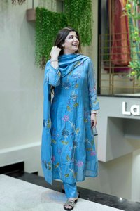 Ensemble Kurti fantaisie en tissu coton Chanderi bicolore avec de magnifiques broderies, idéal pour le bureau et les occasions spéciales. - Product Image 3