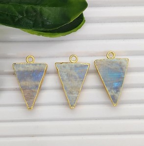 Pendentifs en forme de triangle en pierre de lune arc-en-ciel plaqués or pour la fabrication de bijoux DIY - Product Image 1