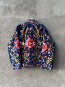 Chaqueta de terciopelo índigo con bordado floral a mano para mujer, cuello alto, estilo Suzani. - Product Image 2