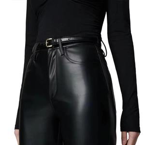 Pantalones de mujer negros de imitación cuero PU de cintura alta, estilo minimalista, con cinturón, parte delantera plana, efecto levantacola, cremallera completa. - Product Image 5