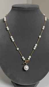 Collar de Perlas de Oro de 18 Quilates con Cierre en T y Colgante de Perla de Agua Dulce - Product Image 5