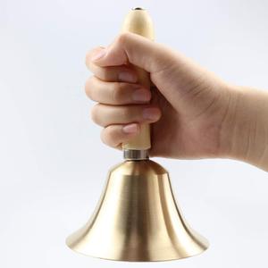 Cloche à main extra forte en laiton massif plaqué or poli avec poignée en bois, cloche polyvalente pour l'école, l'église, l'hôtel, Noël - Product Image 6