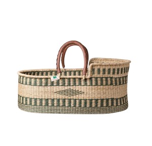 Panier à langer traditionnel en jonc de mer à rayures vertes, avec panier à langer pour enfant en rotin et revêtement en cuir. - Product Image 1