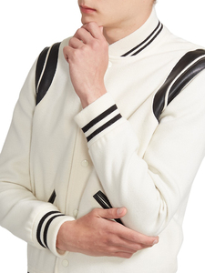 Blouson universitaire blanc pour homme en laine/polyester avec empiècements aux épaules, col montant, coupe droite, simple boutonnage, décontracté, enduit, pour le printemps - Product Image 3