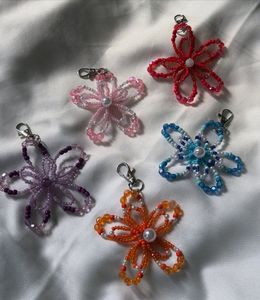 Breloque de sac élégante et raffinée en forme de fleur bleue, faite à la main, avec perles, accessoire décoratif pour sacs à main et portefeuilles - Product Image 3
