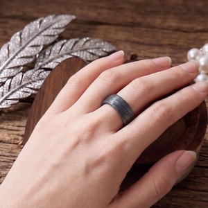 Bague en acier Damas faite à la main, motif élégant, bijou confortable à porter au quotidien pour homme - Product Image 3