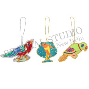 เครื่องประดับตกแต่งต้นคริสต์มาสแบบสั่งทำพิเศษจาก Brazeal Studio ทำด้วยมือ เป็นมิตรกับสิ่งแวดล้อม ผ้ากำมะหยี่ ผ้าซาติน ประดับด้วยลูกปัด ปักลายด้วยด้ายสีทอง - Product Image 2