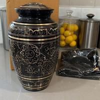 Urne funéraire dorée à décor floral pour cendres d'adultes, récipient en métal de style classique européen avec motifs personnalisables