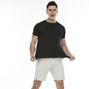 T-shirt de performance pour homme noir à manches courtes col rond, haut d'entraînement athlétique anti-humidité avec fentes latérales, tee-shirt de sport pour homme - Product Image 3