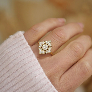 Bague pour femme en or jaune avec diamant taille Asscher cultivé en laboratoire et diamants incrustés, style de luxe - Product Image 6