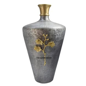 Florero de Forma Única con Acabado Gris, Contemporáneo y Minimalista, Nuevo y Moderno Adorno para el Hogar de Aluminio - Product Image 1