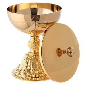 Ciborio Decorativo de Latón con Cruz en la Parte Superior para la Distribución de la Comunión y la Presentación en el Altar - Product Image 1