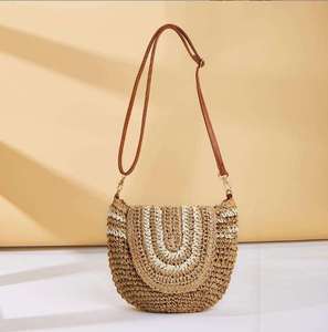 Accesoriza tu atuendo informal con este precioso bolso de hilo natural con una estructura tejida curva y una solapa a rayas hoy mismo. - Product Image 4