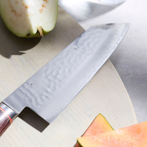 Couteau Bunka de 6,5 pouces avec manche en bois brun, lame martelée argentée et embout rond pour couper et hacher les légumes - Product Image 3