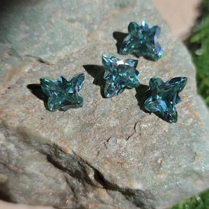 4 piezas de moissanita azul con corte de mariposa, brillante, de forma elegante, hecha a mano para pendientes. - Product Image 1