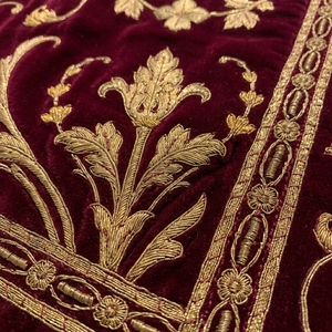 Vestimenta Litúrgica de Terciopelo Borgoña de Lujo con Bordado a Mano en Hilo Dorado, Transpirable y Ecológica, Túnica para Sacerdotes y Clérigos - Product Image 6