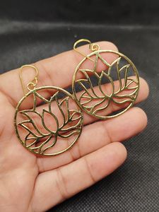 Pendientes de latón más vendidos del fabricante: Pendientes de latón estilo punk con motivos florales y anillos grandes - Product Image 2