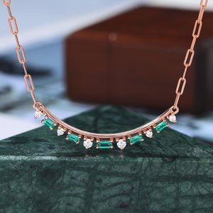 Collier barre légèrement incurvé en émeraude de laboratoire et moissanite taille baguette pour femme, or blanc, bijoux de luxe, OEM ODM - Product Image 1