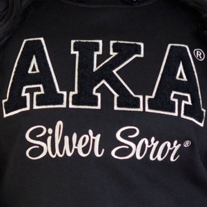 Sweat-shirt en chenille AKA Silver Soror pour femmes, sweat-shirt à col rond de qualité supérieure avec lettres grecques brodées - Product Image 5