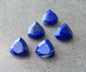 Pierre précieuse naturelle Lapis Lazuli en forme de cœur, taille facetée, calibrée, pour la lithothérapie et la fabrication de bijoux - Product Image 2