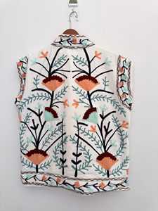 เสื้อกั๊กสไตล์โบฮีเมียนวินเทจ ปักลายดอกไม้ คอวี เอวธรรมชาติ ปักมือ เป็นมิตรต่อสิ่งแวดล้อม ซักได้ - Product Image 2