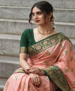 Dernier modèle de sari en soie Banarasi avec richement orné de fleurs, de tissage Mina et Zari, de pallu et de bordure au travail artisanal unique, avec blouse non cousue 84876 Rose - Product Image 2