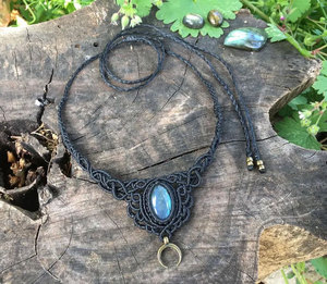 Collar de Macramé de Labradorita Hecho a Mano al por Mayor, Joyería Bohemia con Luna Creciente de Latón Tejida, Proveedor de Joyería con Piedras Preciosas - Product Image 2