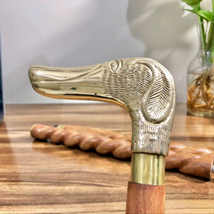 Bâtons de marche rustiques modernes en bois naturel écologique avec poignée en laiton poli, idéaux pour les cadeaux - Product Image 1