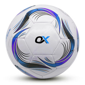 Ballons de football sur mesure fabriqués par Oxva Industries Football Factory, cousus à la machine, en cuir PU. - Product Image 4