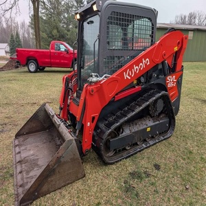 Cargadora compacta de orugas Kubota SVL65-2 de alto flujo, diseñada para trabajos pesados de movimiento de tierras y carga. - Product Image 3