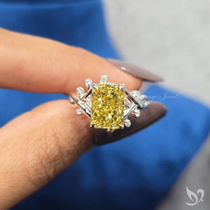 Anillo de Diamante de Laboratorio con Corte Radiante en Amarillo Intenso de 4.03 Ct, Anillo de Compromiso Inspirado en la Naturaleza en Oro de 10K - Product Image 5