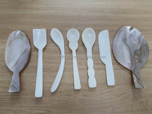 Accessoires de décoration pour la maison avec logo personnalisé Cuillère à caviar en coquille de rivière nacre naturelle exquise à long manche disponible en blanc - Product Image 6