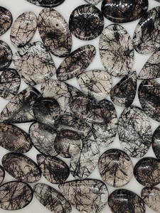 ควอตซ์รูไทล์สีดำธรรมชาติทรงหลวมแบบคาโบชอง คริสตัลบำบัดรูปทรงต่างๆ อัญมณีดิบสำหรับจักระ จิตวิญญาณ และเรกิ - Product Image 5