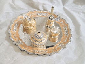 Ensemble de thali de luxe plaqué argent avec émail antique, plateau de service en métal décoratif, cadeau religieux pour la maison et les mariages - Product Image 1