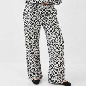 Pantalon large imprimé léopard noir et blanc pour femme – Coupe décontractée taille haute – Vêtement streetwear tendance - Product Image 1