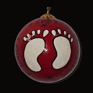 Ornement de Noël en papier mâché fait main en forme de cœur avec motif floral, empreintes de pieds de bébé rouges, premiers pas, traditionnel - Product Image 5