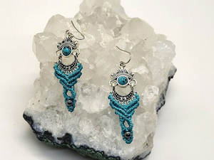 Boucles d'oreilles pendantes artisanales vintage en macramé turquoise, style bohème tribal, avec pierres bleues, bijoux artisanal, cadeau de fête pour elle - Product Image 2