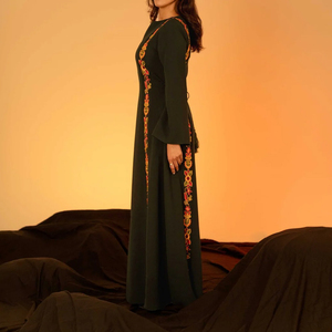 Elegante Thobe Negro para Mujer con Bordado Floral, Manga Larga, Vestido Largo hasta el Suelo, Estilo de Oriente Medio para Uso Diario - Product Image 2