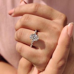 Anillo de compromiso ovalado de 2.00 a 5.00 quilates con diamantes cultivados en laboratorio, banda pavé marquesa, oro de 14K y 18K, plata PT950 y plata 925 para mujer - Product Image 2