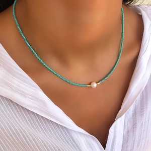 Collier superposé de perles de rocaille vertes et blanches avec pendentif perle d'eau douce pour femme, accessoires de bijoux pour l'été et la plage - Product Image 2