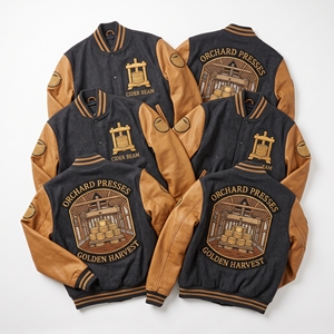 เสื้อแจ็คเก็ต Letterman สีแดงเบอร์กันดี ผ้าขนสัตว์ ปักลาย Navigators Guild Dead Reckoning แขนหนังสีแทน สไตล์ Bomber ขายส่ง - Product Image 6