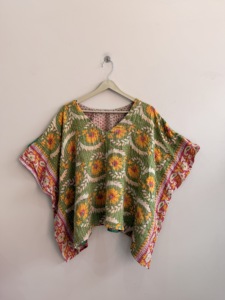 Poncho surdimensionné fait main en tissu Kantha tie-dye pour femmes, style vintage et recyclé - Product Image 3