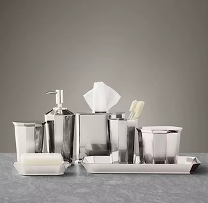 Los accesorios metálicos ofrecen un rendimiento confiable con un encanto refinado y una elegancia discreta que realza los temas decorativos subtiles. - Product Image 3