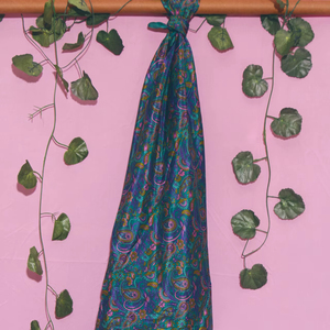 Pañuelo Sarong de Seda con Estampado Paisley Verde – Elegante Pareo Bohemio de Playa, Chal Ligero de Seda, Pañuelo de Moda de Verano - Product Image 1