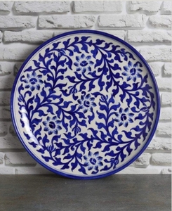 Assiette murale décorative en céramique artisanale de luxe avec motifs culturels distinctifs et finitions détaillées pour un intérieur élégant, bureau ou studio - Product Image 2
