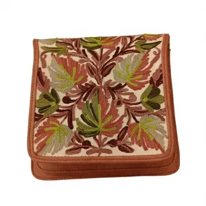 Pochette à bandoulière artisanale en broderie Crewel du Cachemire, couleur crème, avec motif Chinar d'automne - Product Image 4