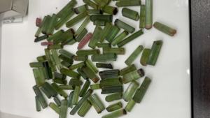 Piedras naturales de turmalina verde, sin cortar piedras rugosas, gemas de turmalina, venta al por mayor - Product Image 3